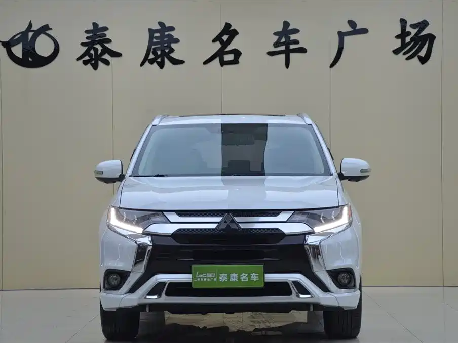 Mitsubishi Outlander 2022 — фото 2