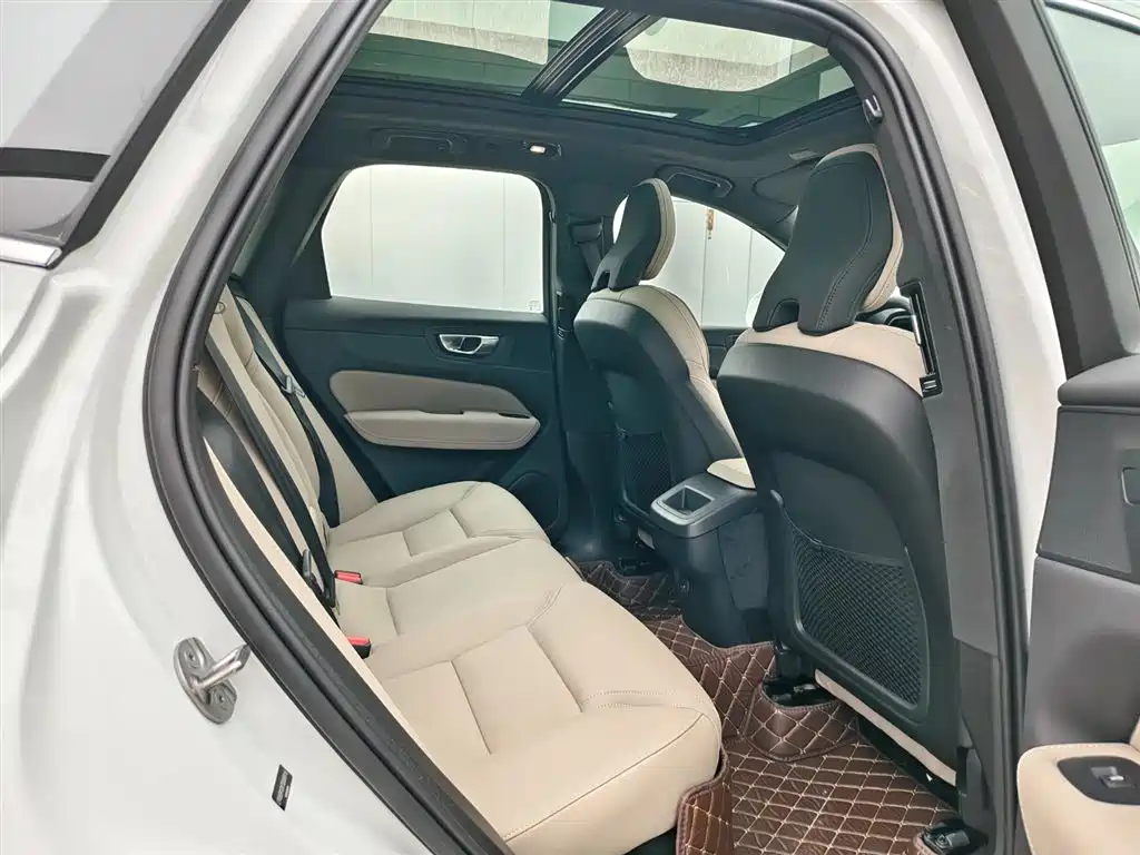 Volvo XC60 2025 — фото 13