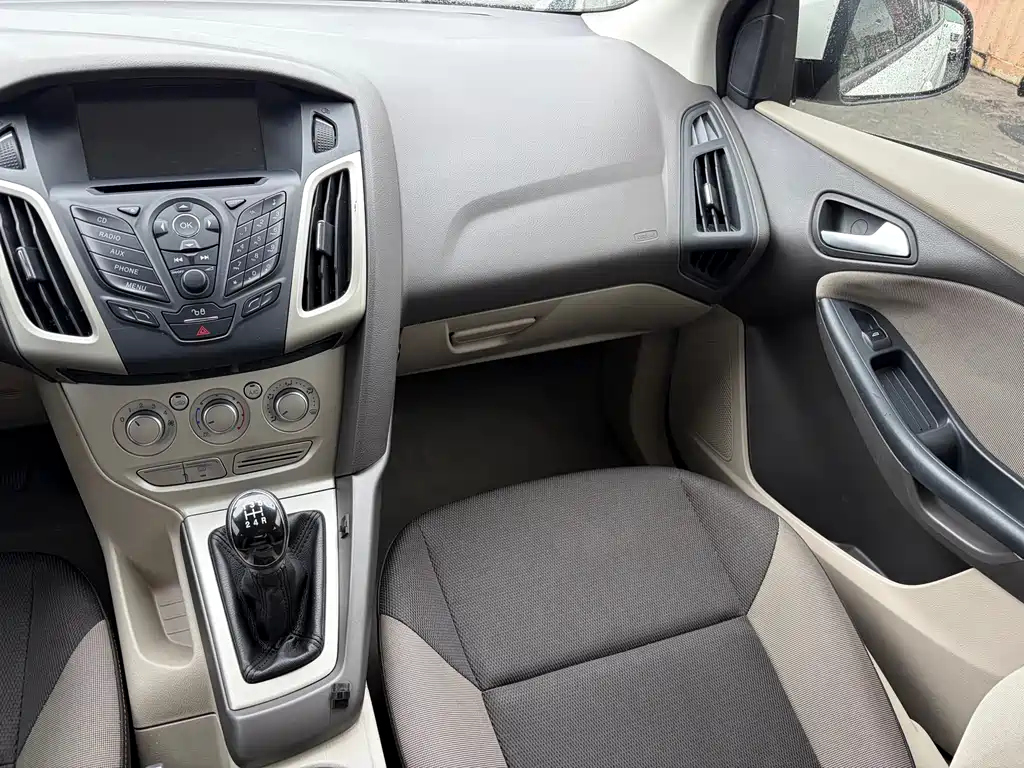 Ford Focus 2014 — фото 10