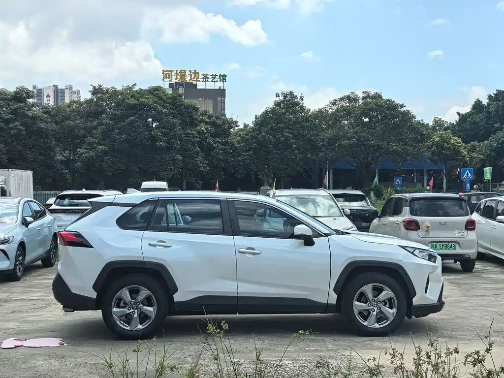 Toyota RAV4 2021 — фото 10