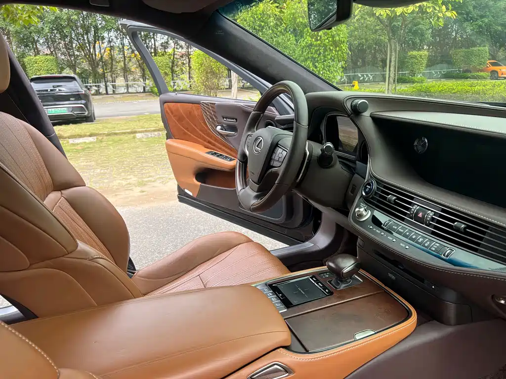 Lexus LS 2019 — фото 13