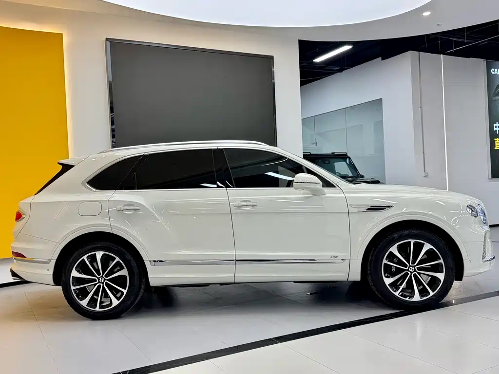 Bentley Bentayga 2023 — фото 4