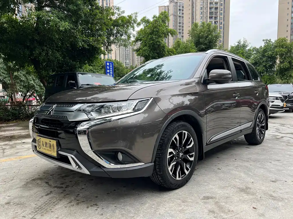 Mitsubishi Outlander 2020 — фото 1