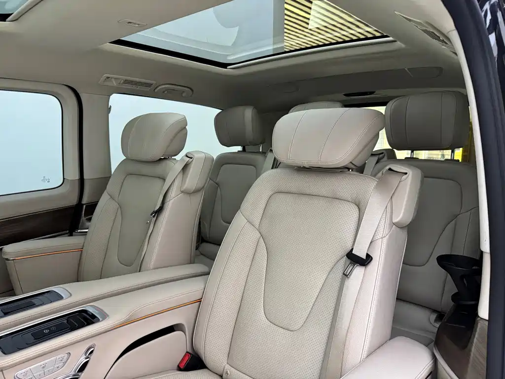 Mercedes-Benz V-Class 2022 — фото 32