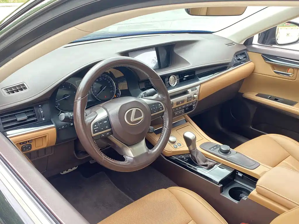 Lexus ES 2017 — фото 14
