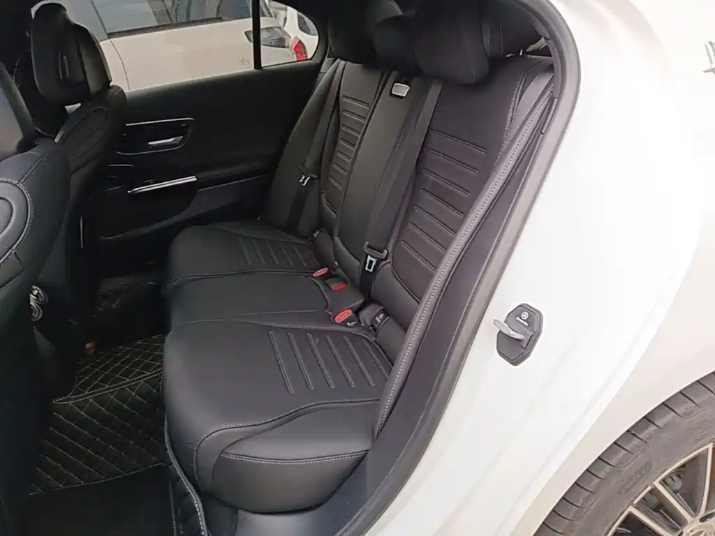 Mercedes-Benz C-Class 2025 — фото 17