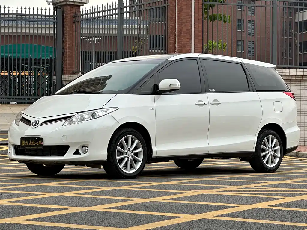 Toyota Previa 2017 — фото 1