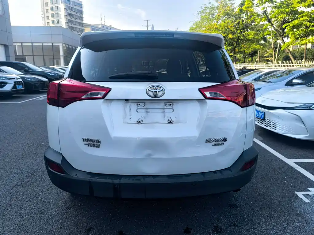 Toyota RAV4 2016 — фото 11