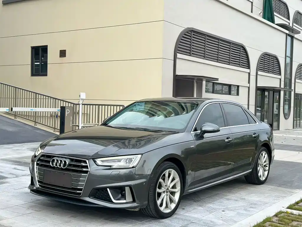 Audi A4L 2020 — фото 1