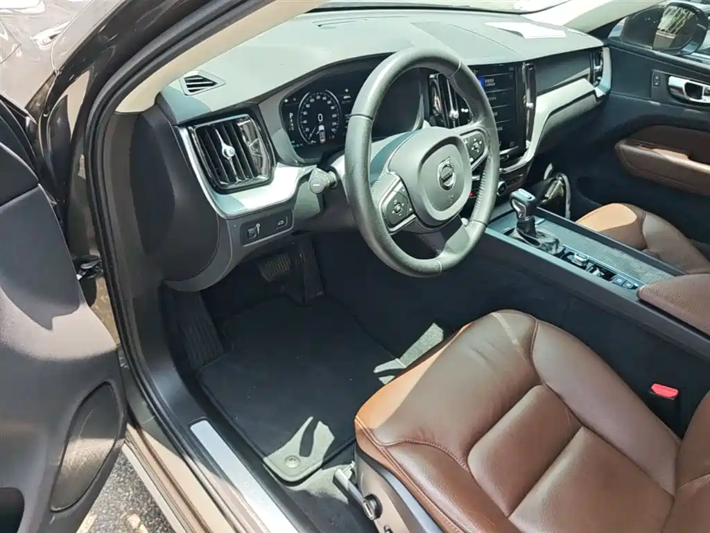 Volvo XC60 2020 — фото 16