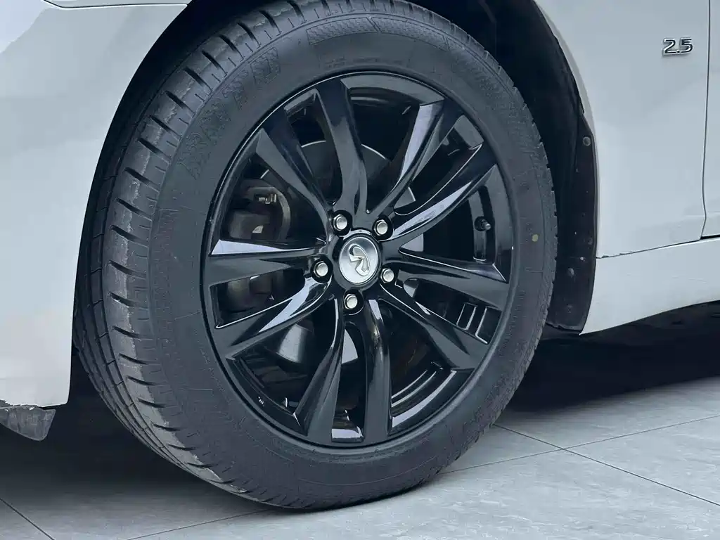 Infiniti Q70 2015