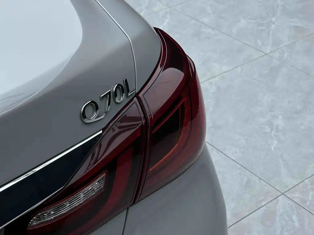Infiniti Q70 2015 — фото 15
