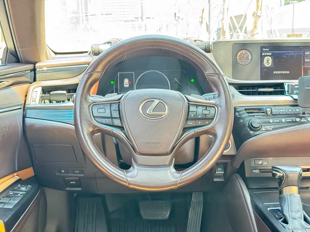 Lexus ES 2019 — фото 19