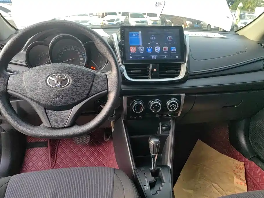 Toyota Yaris L 2017 — фото 12