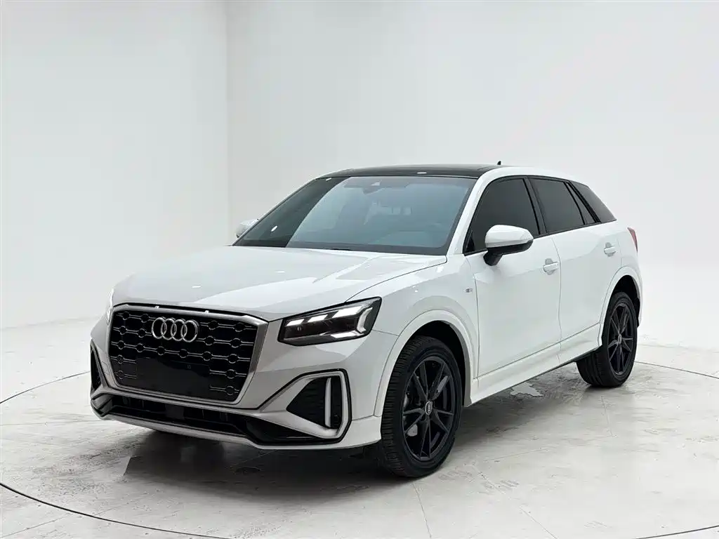 Audi Q2L 2022 — фото 1