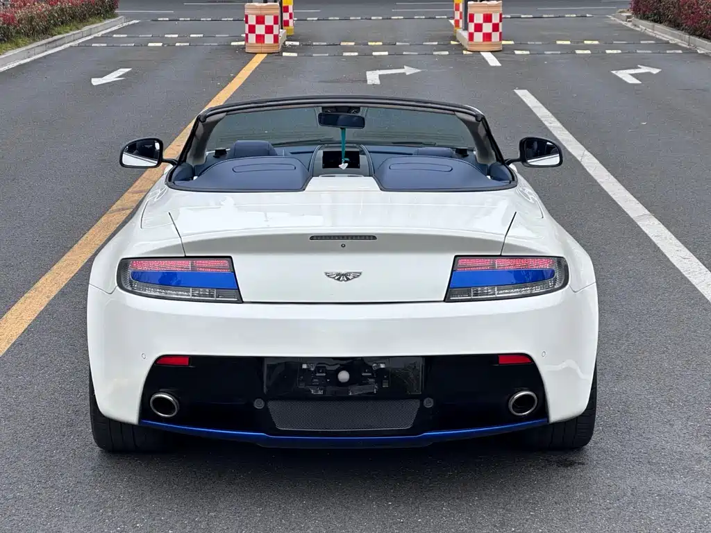 Aston Martin V8 Vantage 2018 — фото 16