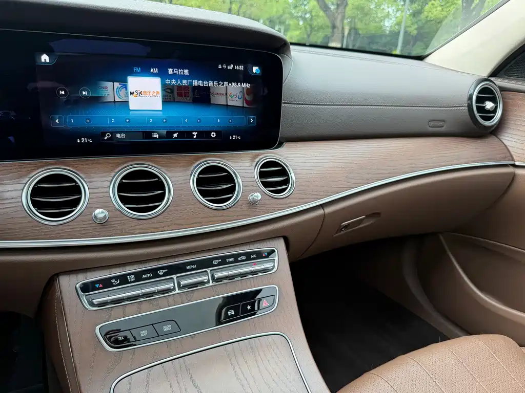 Mercedes-Benz E-Class 2022 — фото 11