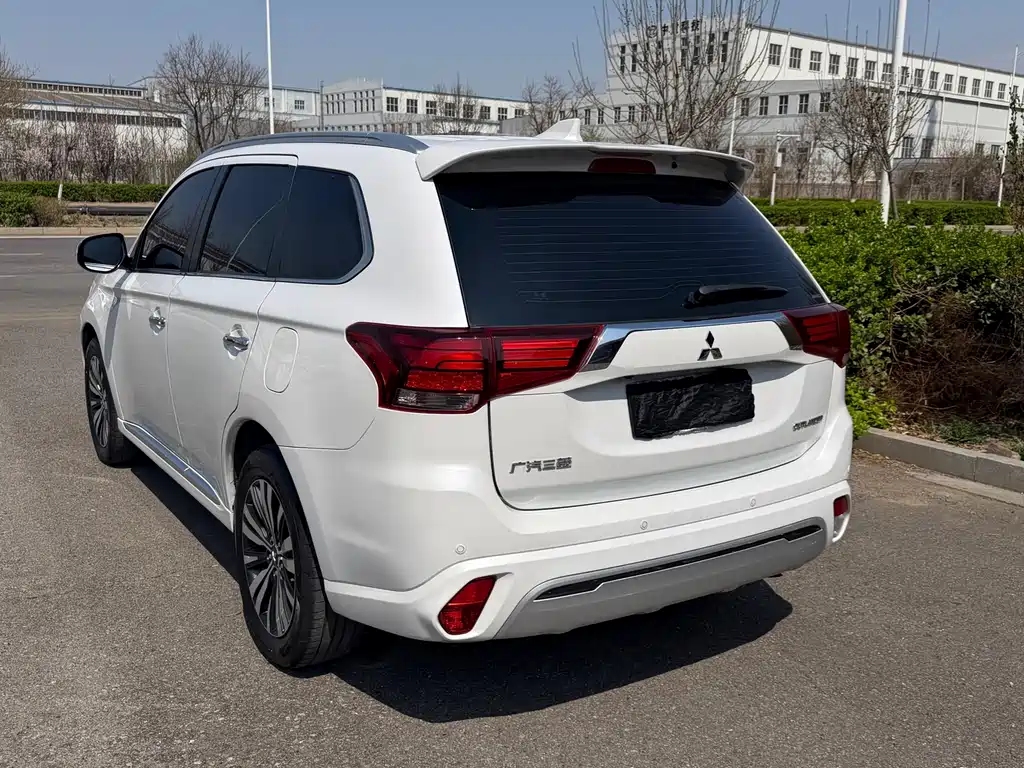 Mitsubishi Outlander 2022 — фото 17