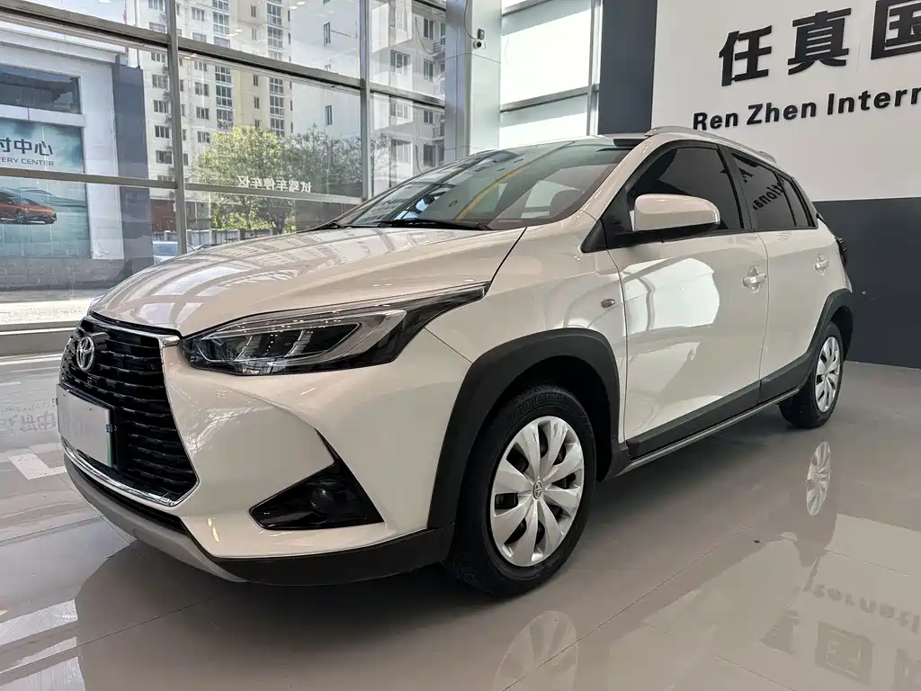 Toyota Yaris L 2022 — фото 1