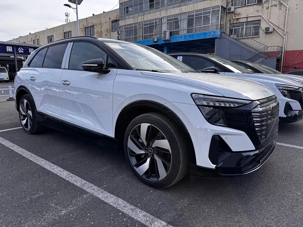 Audi Q5 e-tron — фото 1