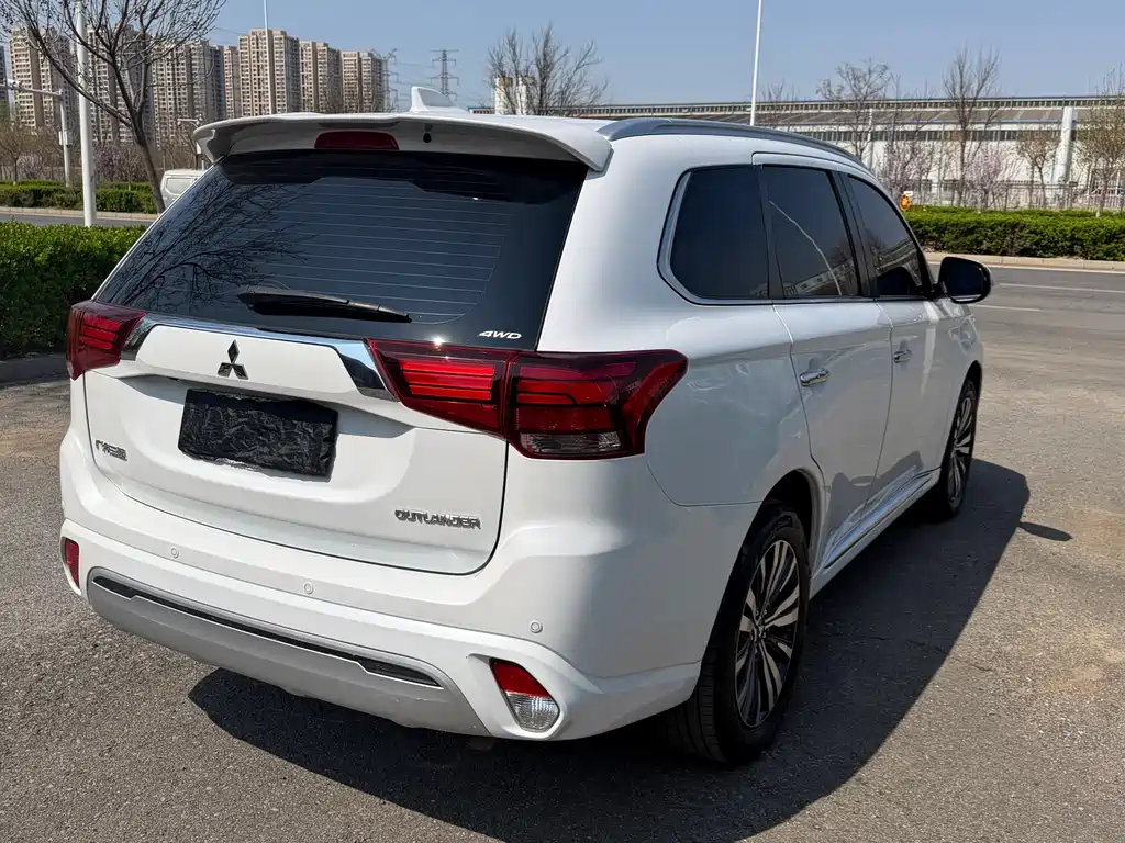 Mitsubishi Outlander 2022 — фото 19