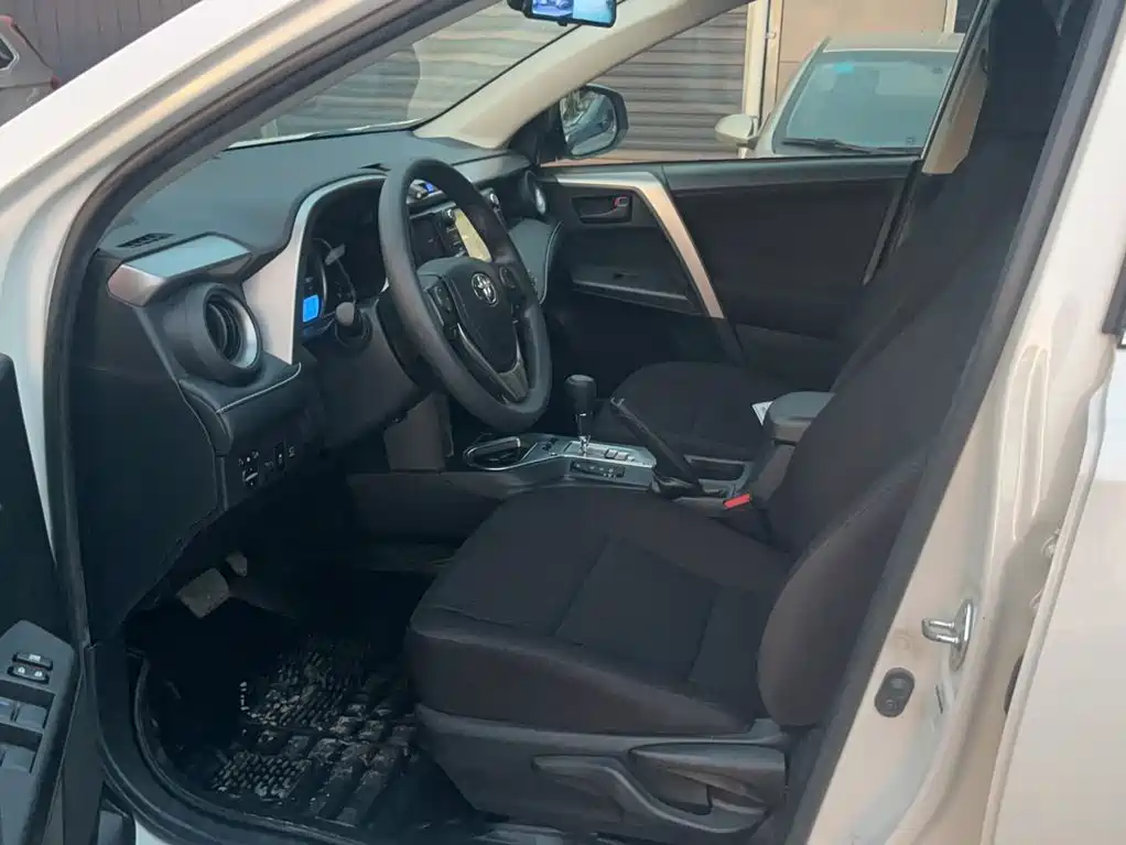 Toyota RAV4 2017 — фото 14