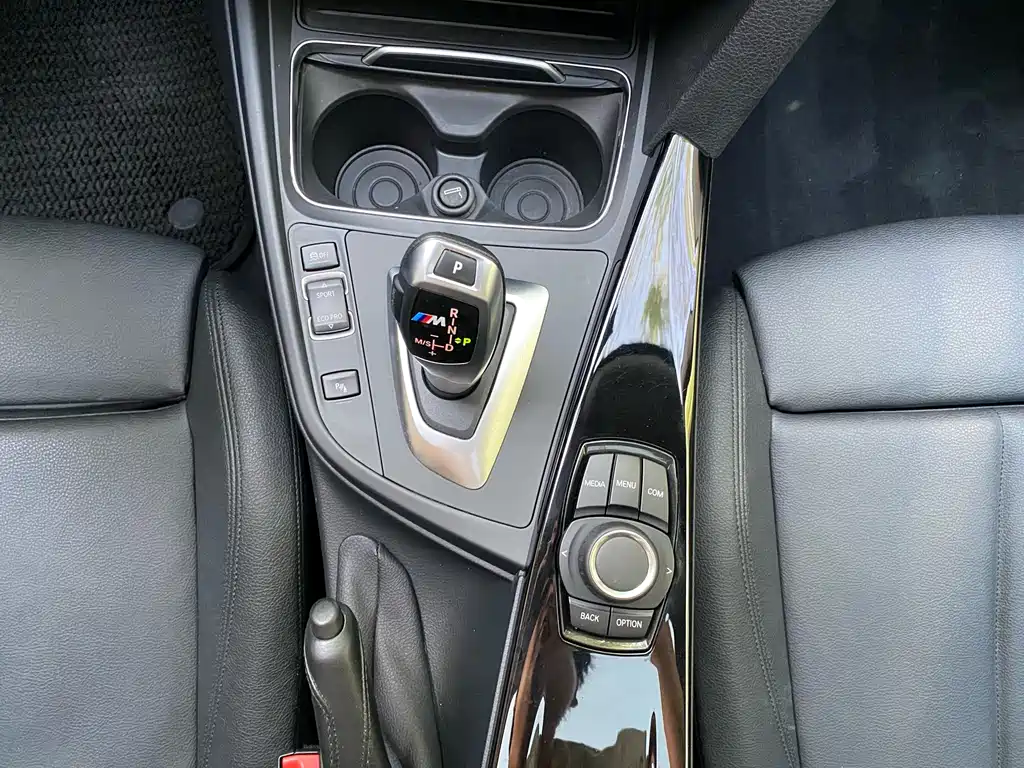 BMW 3 Series 2018 — фото 18