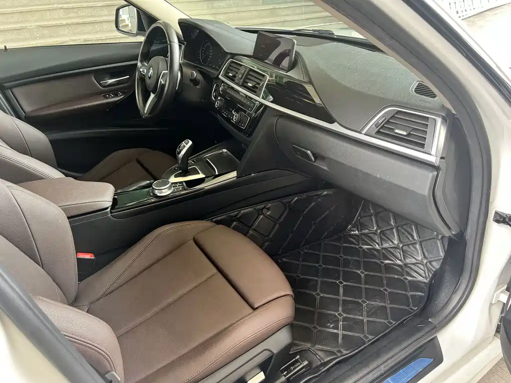 BMW 3 Series 2019 — фото 13