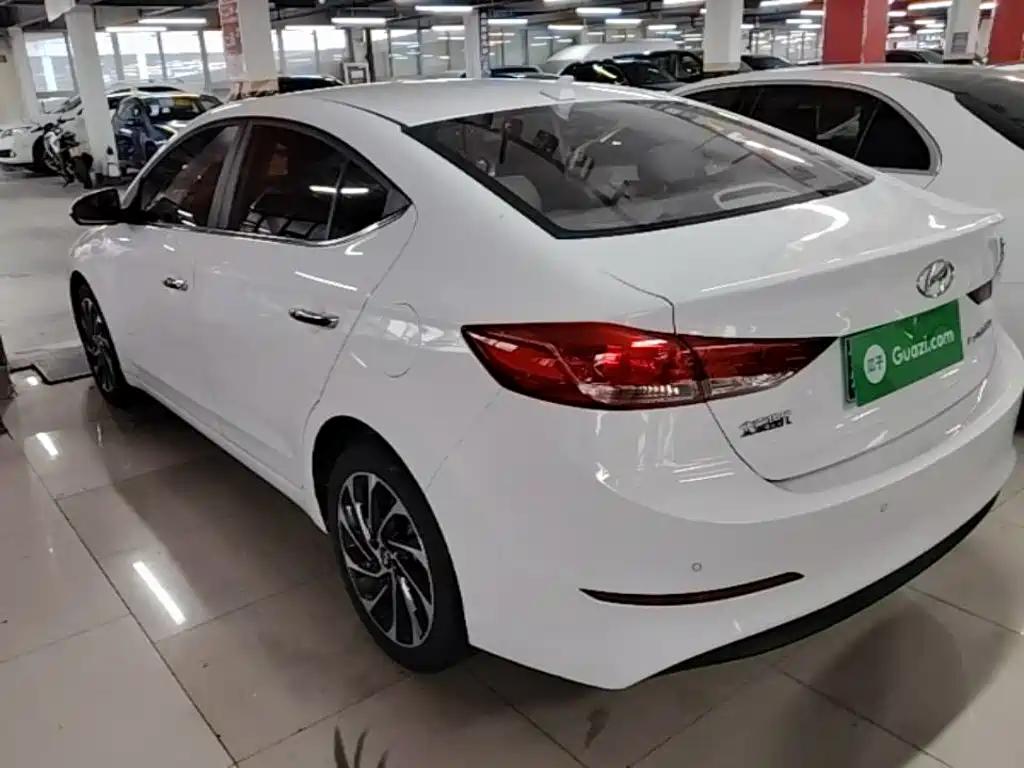 Hyundai Elantra 2020 — фото 5