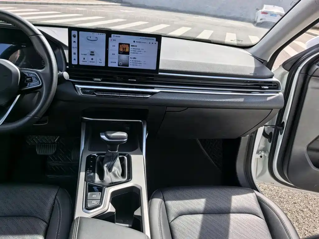 Geely Emgrand 2023