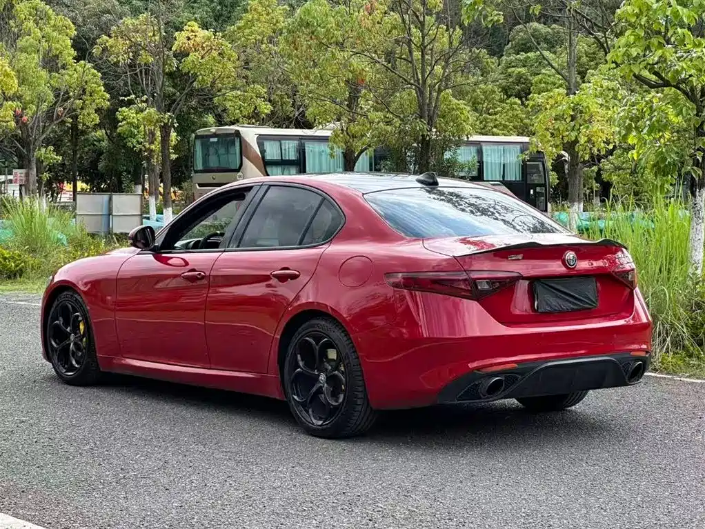 Alfa Romeo Giulia 2019 — фото 9