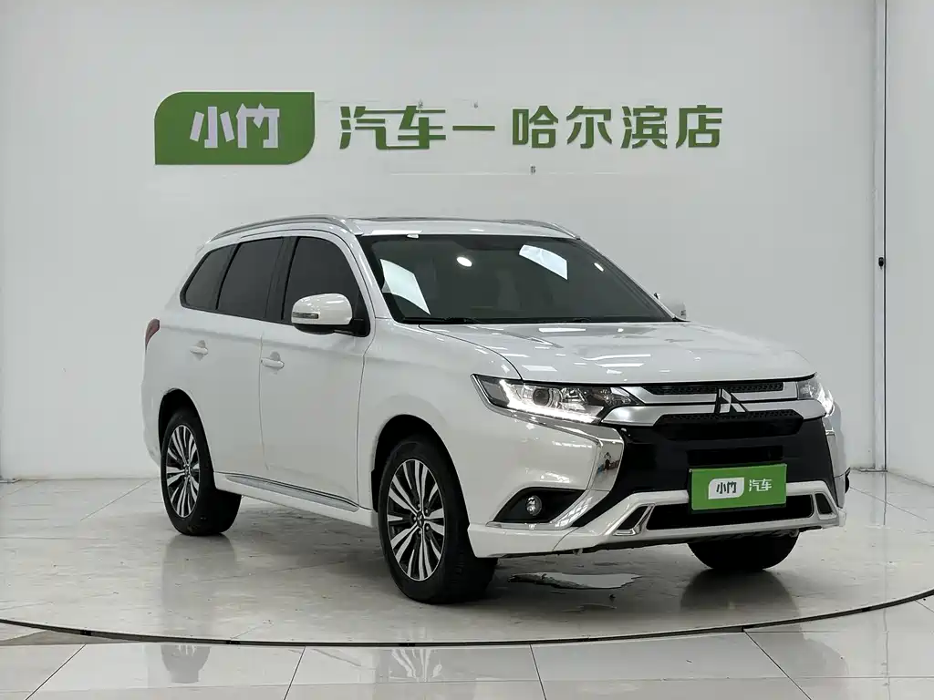 Mitsubishi Outlander 2022 — фото 3