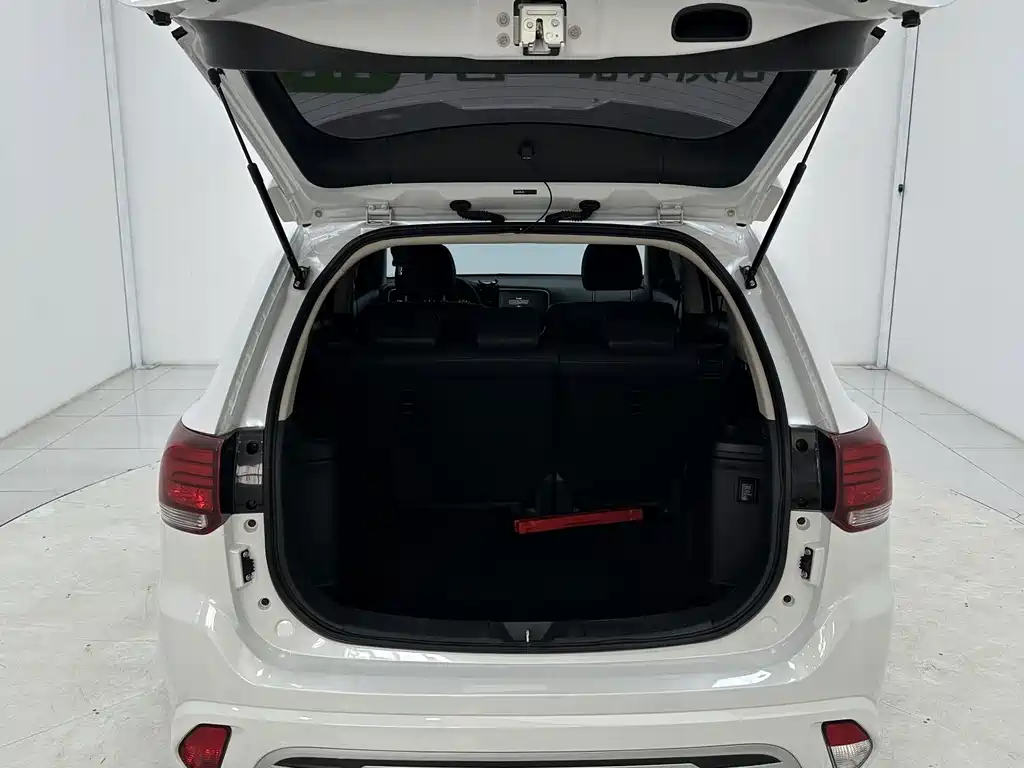 Mitsubishi Outlander 2022 — фото 16