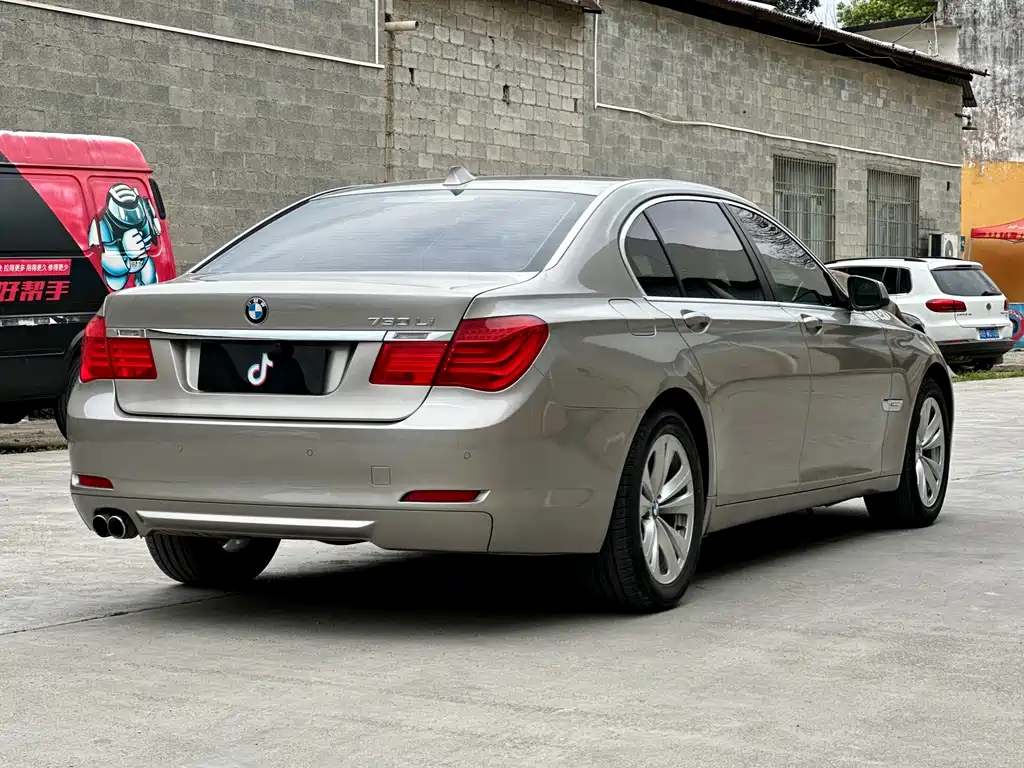 BMW 7 Series 2010 — фото 6