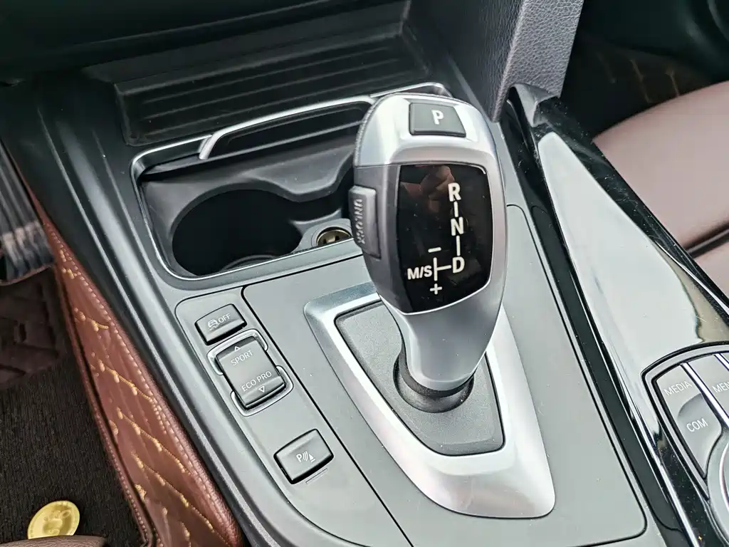 BMW 3 Series 2019 — фото 13