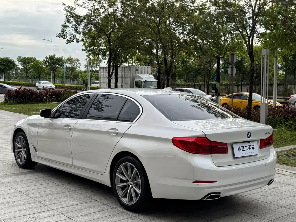 BMW 5 Series 2017 — фото 9
