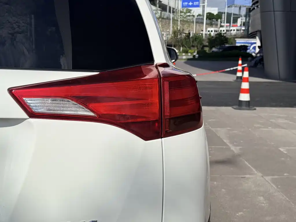 Toyota RAV4 2015 — фото 10