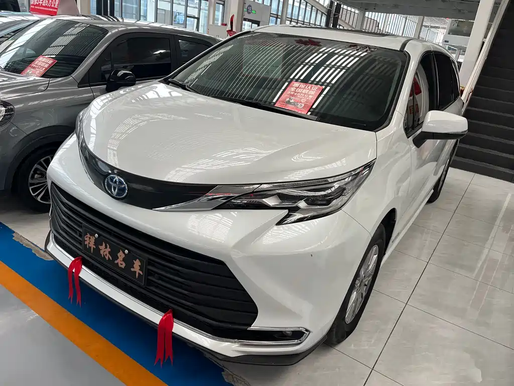 Toyota Sienna 2022 — фото 1