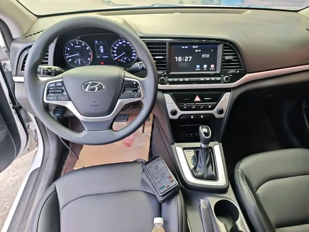 Hyundai Elantra 2017 — фото 10
