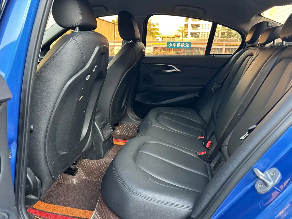 BMW 1 Series 2018 — фото 9