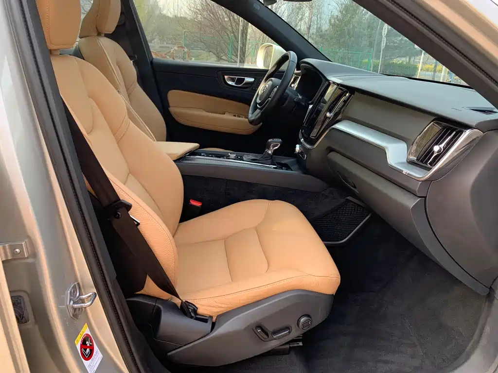 Volvo XC60 2018 — фото 20