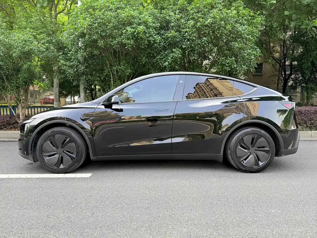 Tesla Model Y 2025 — фото 5
