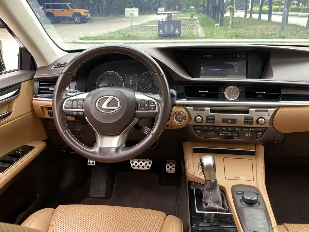 Lexus ES 2017 — фото 10