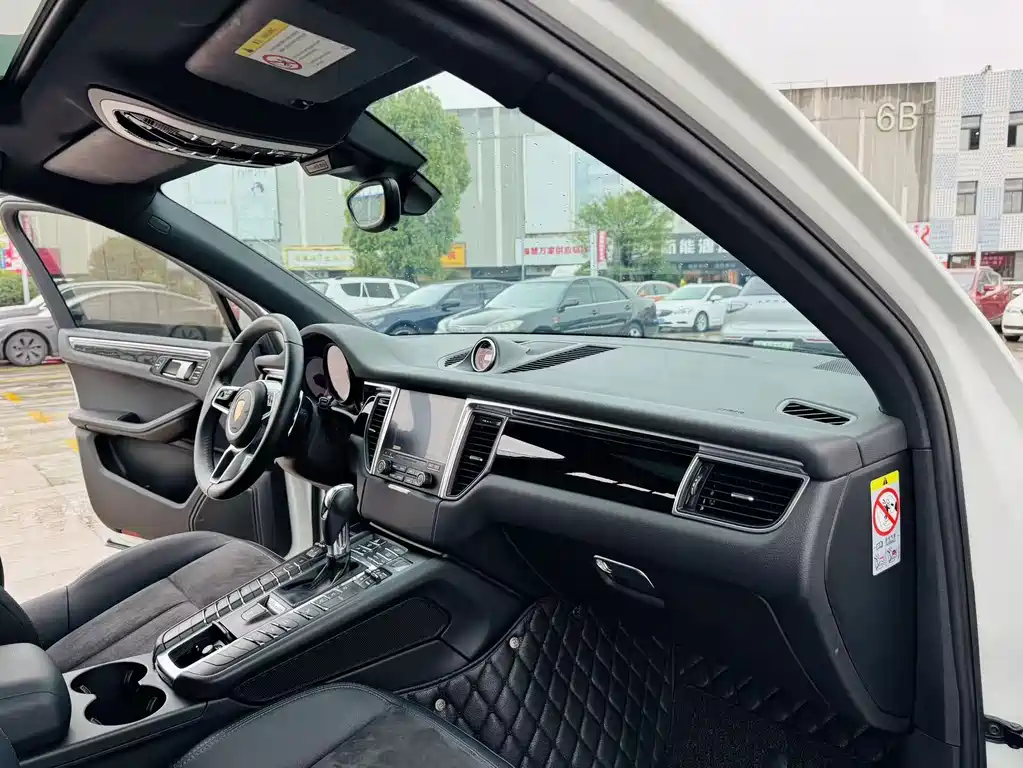 Porsche Macan 2017 — фото 27