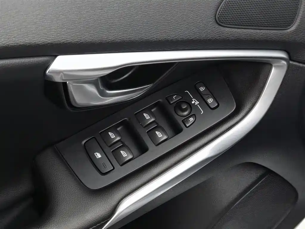 Volvo V40 2018 — фото 9