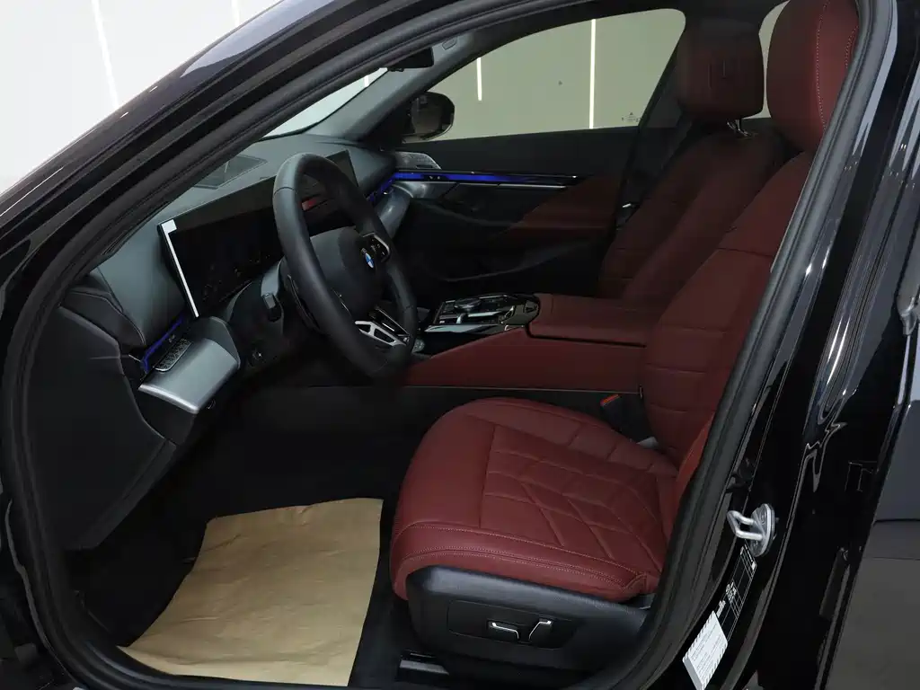BMW 5 Series 2025 — фото 10
