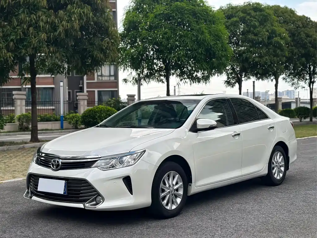 Toyota Camry 2015 — фото 1
