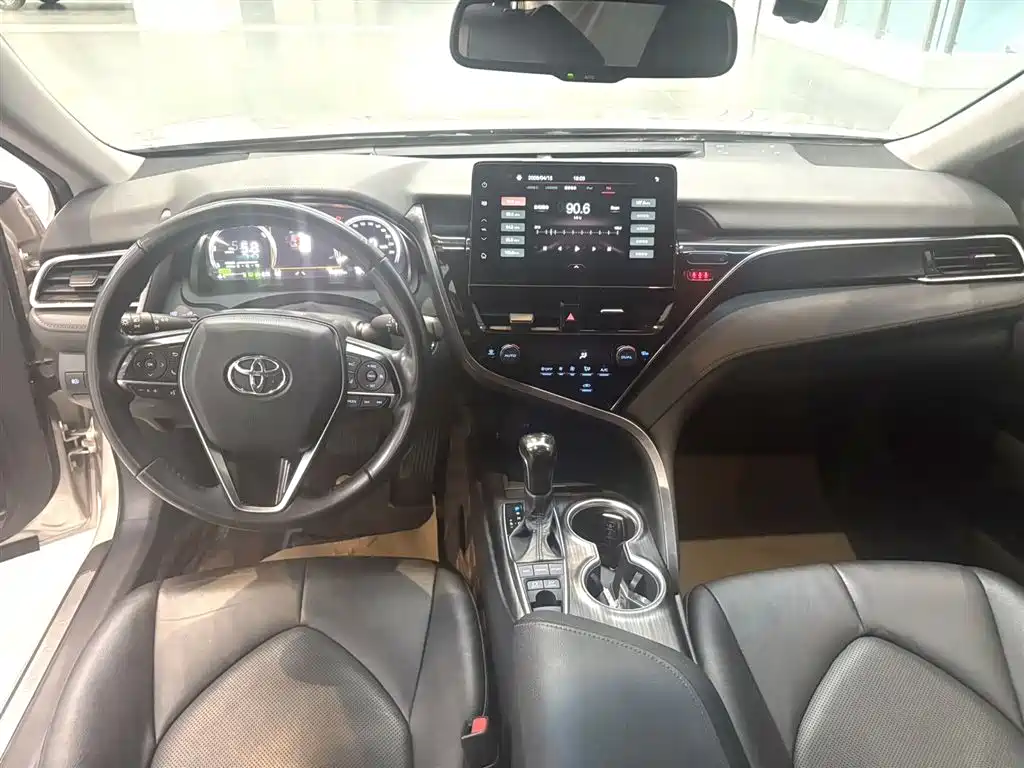 Toyota Camry 2021 — фото 4