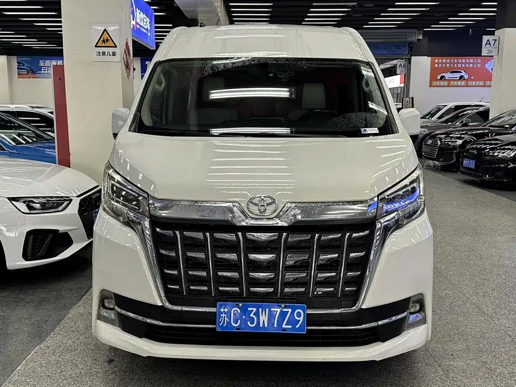 Toyota Hiace 2022 — фото 1