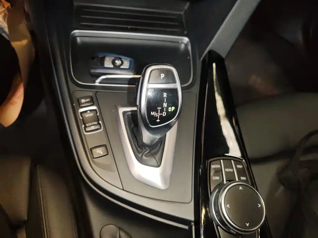 BMW 3 Series 2018 — фото 14